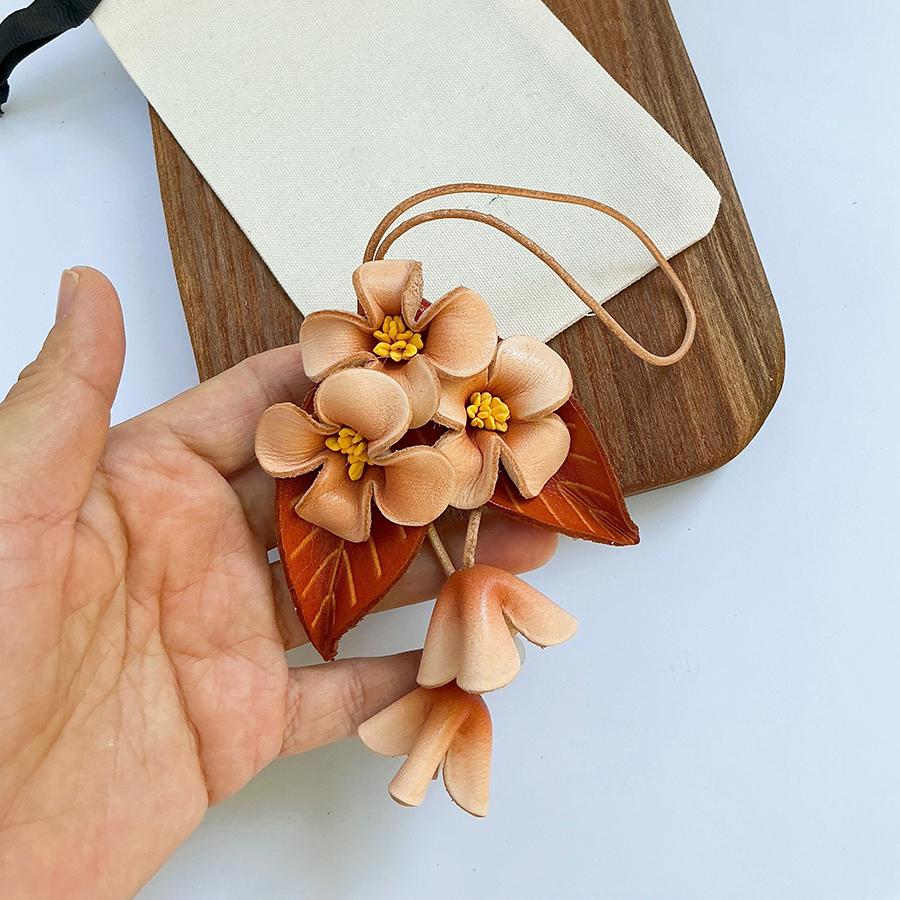 Luxuriöse Rindsleder Obernarbe Blumiges Auto-Hängeornament Eleganter Handtaschen-Anhänger Modische Auto-Innenraum-Dekoration Niedliches Geschenk Für Frauen