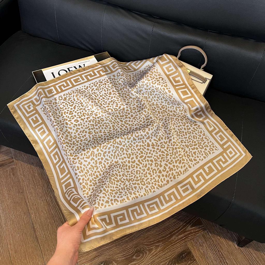 Simulated silk women's small square scarf, Korean cashew nut leopard print small silk scarf, headscarf, four-season scarf, professional scarf.