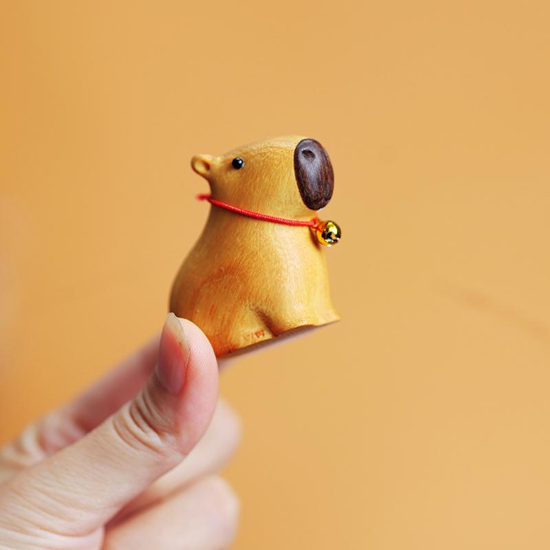 Ručně vyráběná dřevěná figurka kapybary, soška zvířete se zvonkovým obojkem, léčivé umělecké dílo, malý model zvířete, ozdoba, domácí dekorace