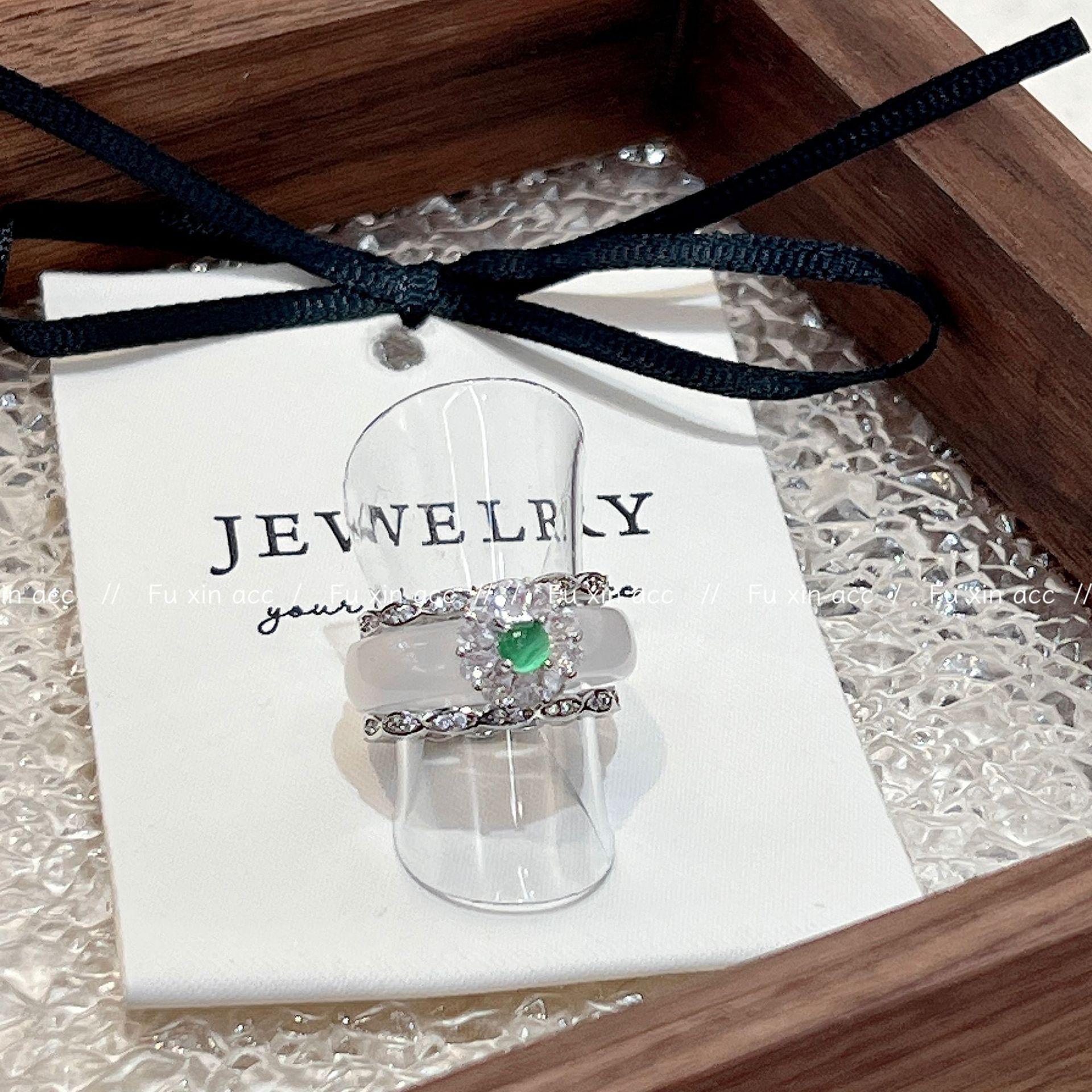 

Кольцо с цветком из белого халцедона и циркона с зеленым камнем кошачий глаз – элегантные роскошные женские украшения