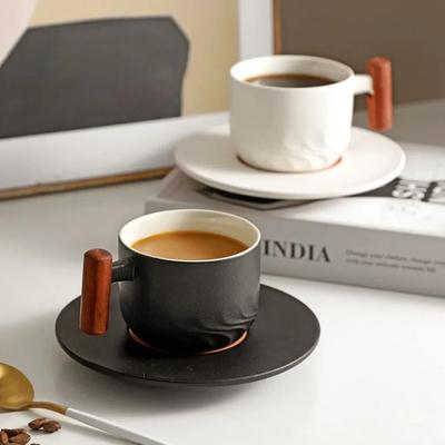 Handgemaakte Retro Keramische Koffiemok met Houten Handvat Elegante Italiaanse Stijl Theekop Perfect Cadeau voor Vrouwen Kantoorgebruik