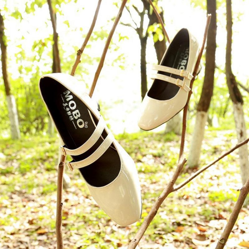 

2025 spring new Mary Jane women s shoes retro square head small red shoes thick heel British students one-word buckle single shoes tide 35