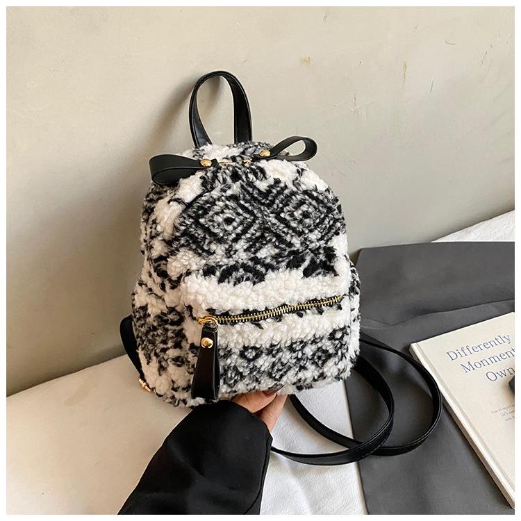 

2025 осень новый простой зарубежный плюшевый рюкзак нишевый милый леопардовый принт модный мини рюкзак для поездок на работу и учебу чёрный