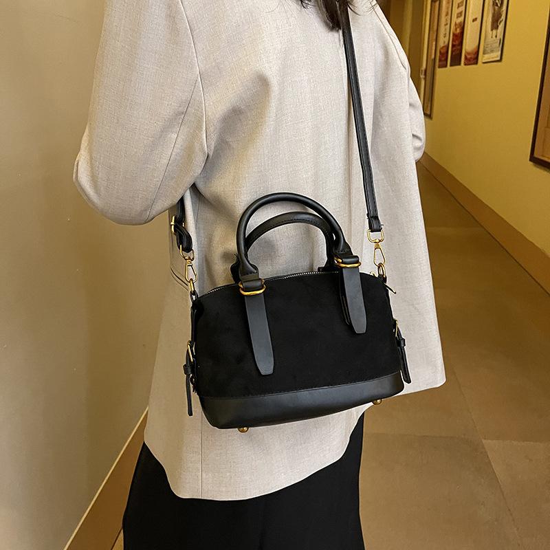 

Ручная ретро-модная маленькая квадратная сумка женская новая простая и универсальная сумка через плечо 2025 высококлассный нишевый дизайн 22*11*13 чёрный