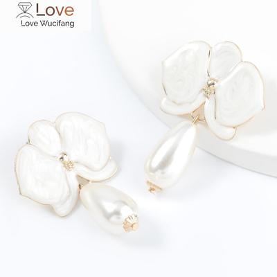 Modische und einfache Metall Tropfen Öl Blume Imitation Perle Ohrringe Mädchen beliebte Retro Tropfen Ohrringe Partei Schmuck Zubehör