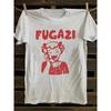 Camiseta Gráfica Masculina Vintage Y2K Fugazi - Branca Camiseta Retro de Banda Punk Rock com Letras Vermelhas Ousadas e Logo Icônico, Tecido Macio Respirável, Corte Solto