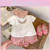 Stilvolles Sommer 2023 Baby Mädchen Besticktes Puffärmel-Top und Niedliche Rüschenshorts Outfit-Set