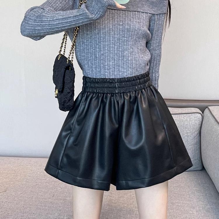 

Женские зимние черные шорты из искусственной кожи с высокой посадкой, А-силуэта, стройнящие, с широкими штанинами, для миниатюрных, в повседневном стиле буткат L чёрный