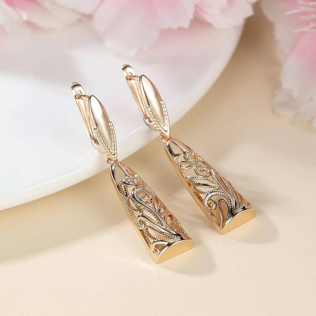 Modisch und minimalistisch Champagnergoldenes Blumenmuster Hohl Ohrbügel Neuer gemusterter Ohrbügel