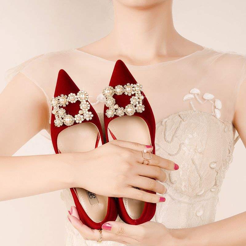 Red wedding shoes thick heels are not tired. Pregnant women can wear Chinese Xiuhe clothes and two wedding shoes.