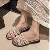 2025 Sommer und Herbst neue Xiaoxiangfeng Perlen Hausschuhe Damen Außen tragen flacher Boden Ein-Wort-Schlepper vielseitige Strandsandalen mit Rock
