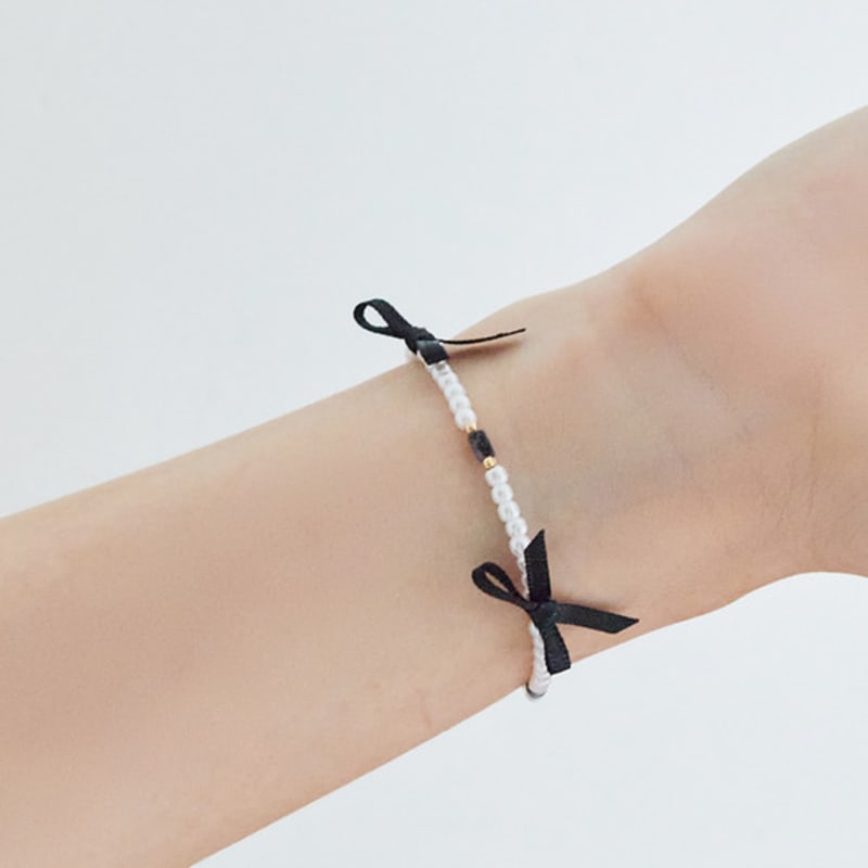 

Charmy triple black ribbon pearl-bracelet black