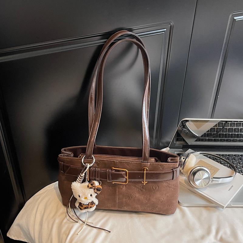 

Niche trend single shoulder armpit bag 2025 new autumn and winter retro belt lock locomotive bag fashionable commuter bag Without pendant темно-коричневого