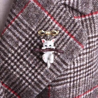 Daily Cute Cartoon Design Holding a Branch Cat Resin Girls 3D Cat Brooch Clothes Accessories Women Brooch Korean Style Badge