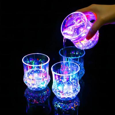 Nuova Tazza Colorata Luminosa Versa Acqua e Si Illumina Tazza Ananas Induttiva KTV Bar Tazza da Birra che Cambia Colore 200ml
