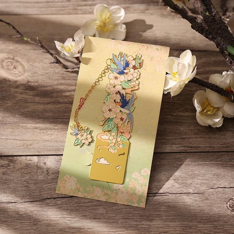 Aesthetic Metal Lucky Clover Bookmark with Tassel Set Exquisite Retro Floral Brass Bookmark for Book Creative Design Book Tab