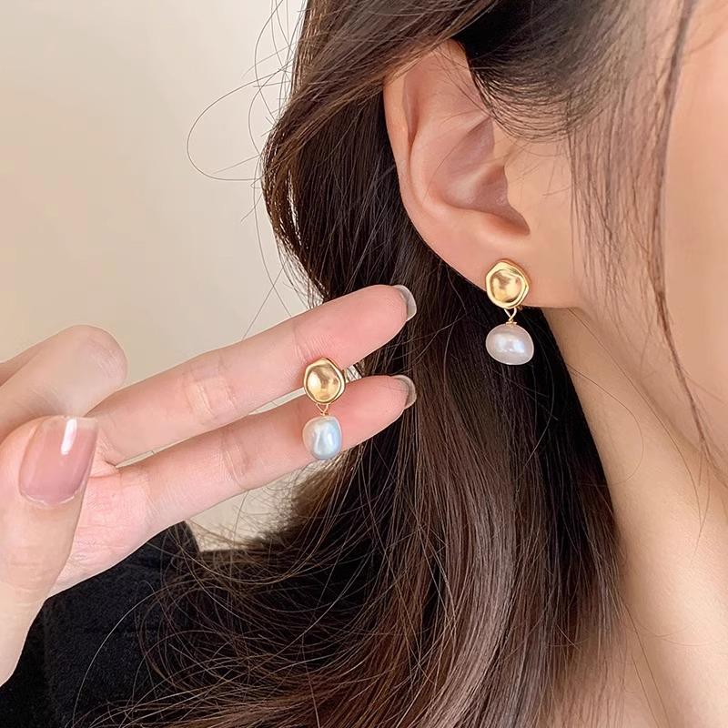 Baroque Irregular Pearl Matte Stud Earrings: Elegant Design for Women
