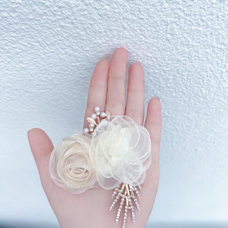 Bílá náramková kytice pro družičku: Náramek s vílími květy pro svatbu a oslavy sestersví