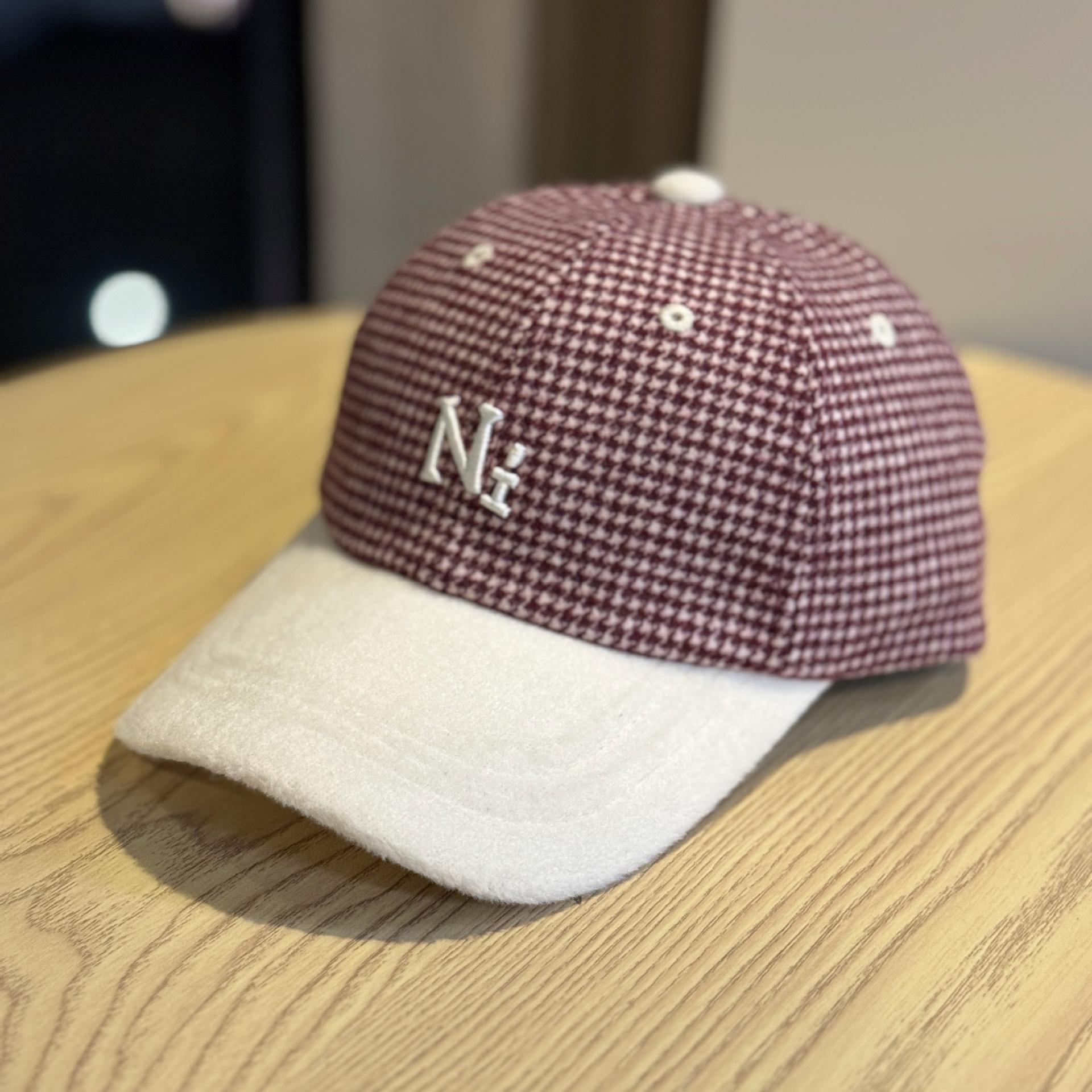 

The new women s hat features a Korean-style woolen design with a fresh and simple plaid pattern, a stylish and warm hat with a wide brim, and a Adult54-60Adjustable вина червоного кольору