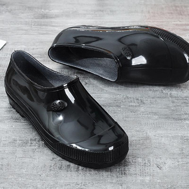 Schwarze niedrige Regenstiefel Herren Rutschfest Küchenarbeit Outdoor Flache Speichelschuhe Gummischuh