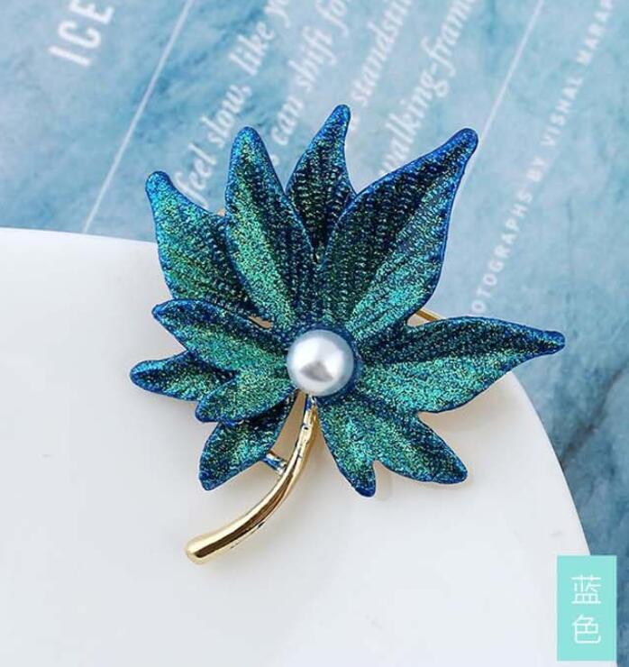 Fashion Colorful Crystal Maple Leaf Brooches Pin with Fake Pearl Women Badges Lapel Pin Suit Clothes Decor