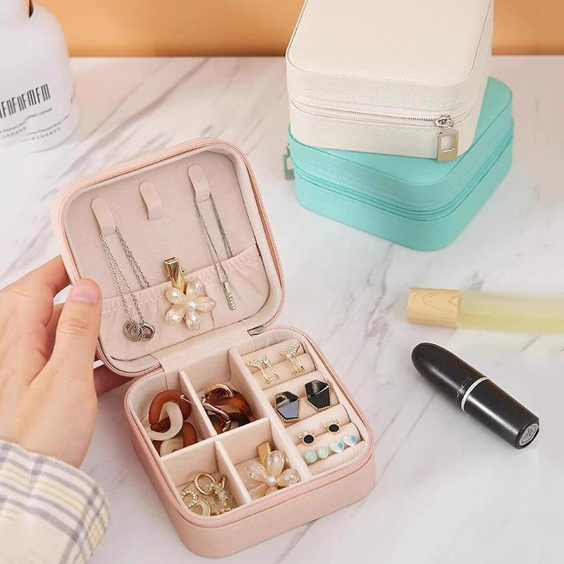 

1PC Mini Portable Jewelry Storage Box with PU Leather Desktop Ring Roller Holder Travel Jewelry Box is suitable for earring rings and accessories. чорний