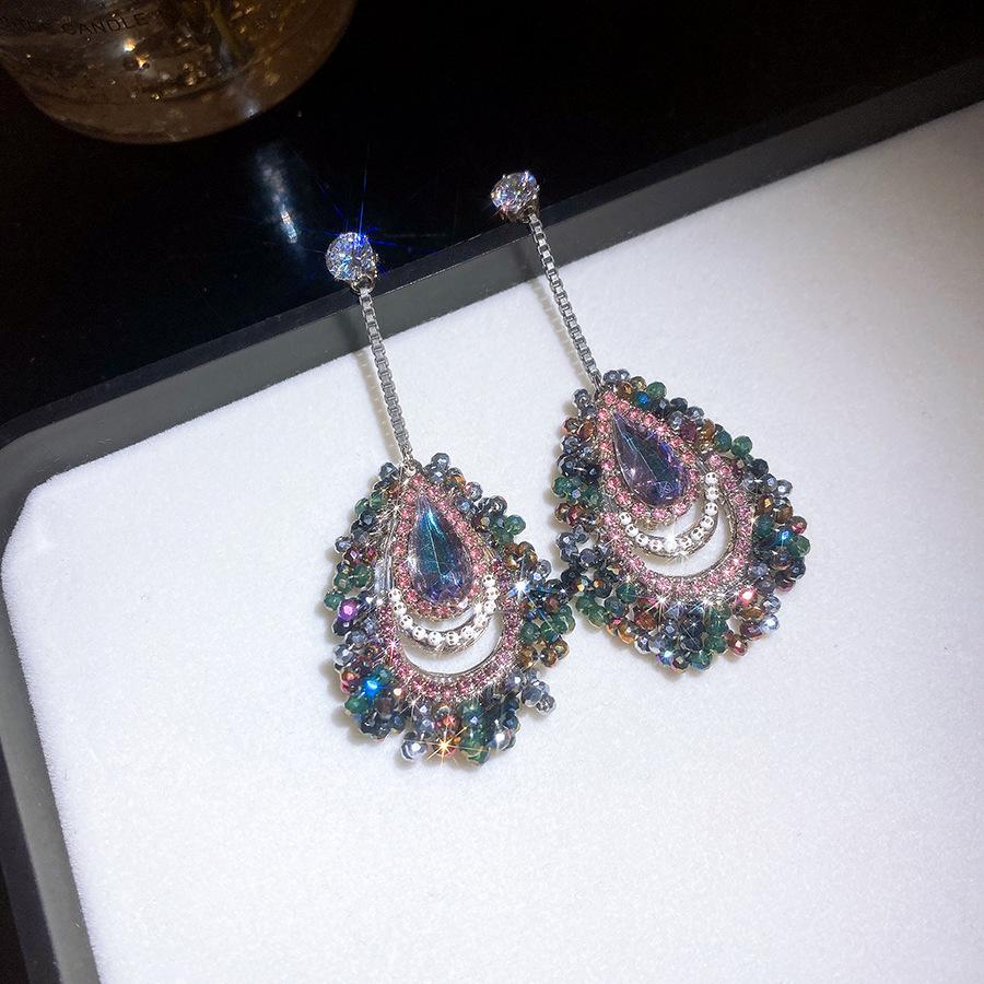 

Этнический стиль, уникальный дизайн, серьги с бриллиантами, женственность, индивидуальность, нишевый, ощущение высокого класса, ретро серьги-пусеты, легкая роскошь