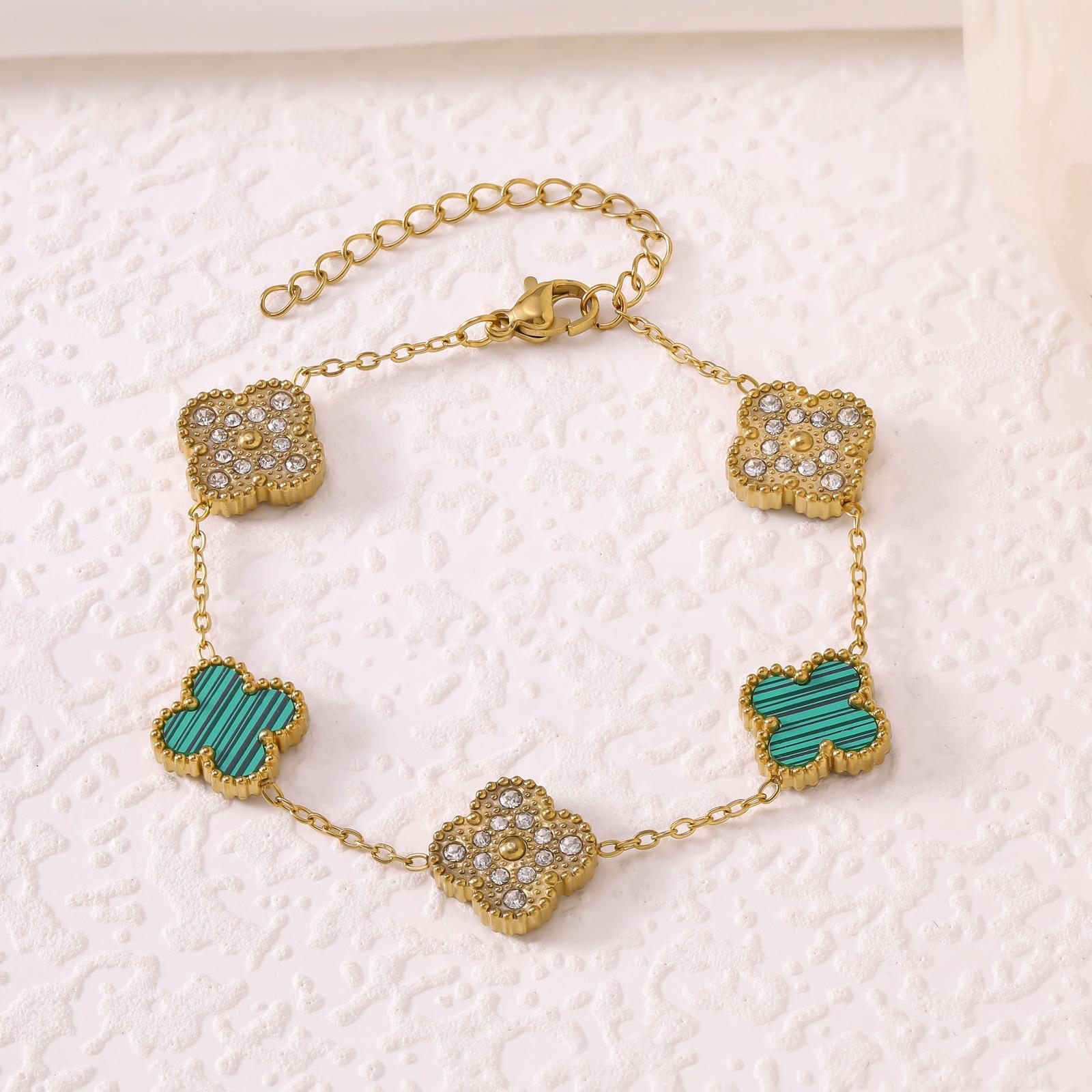 Женский браслет 18 карат с цирконами в виде клевера