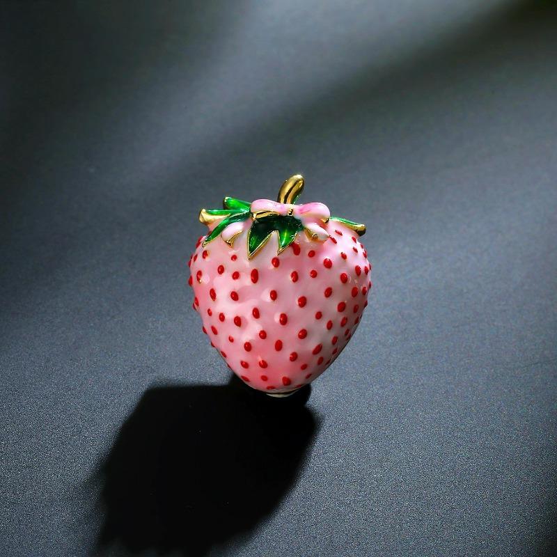 Fashionable and Exquisite Strawberry Brooch, High-end Women's Light Luxury High-end Brooch, Individual and Elegant Brooch