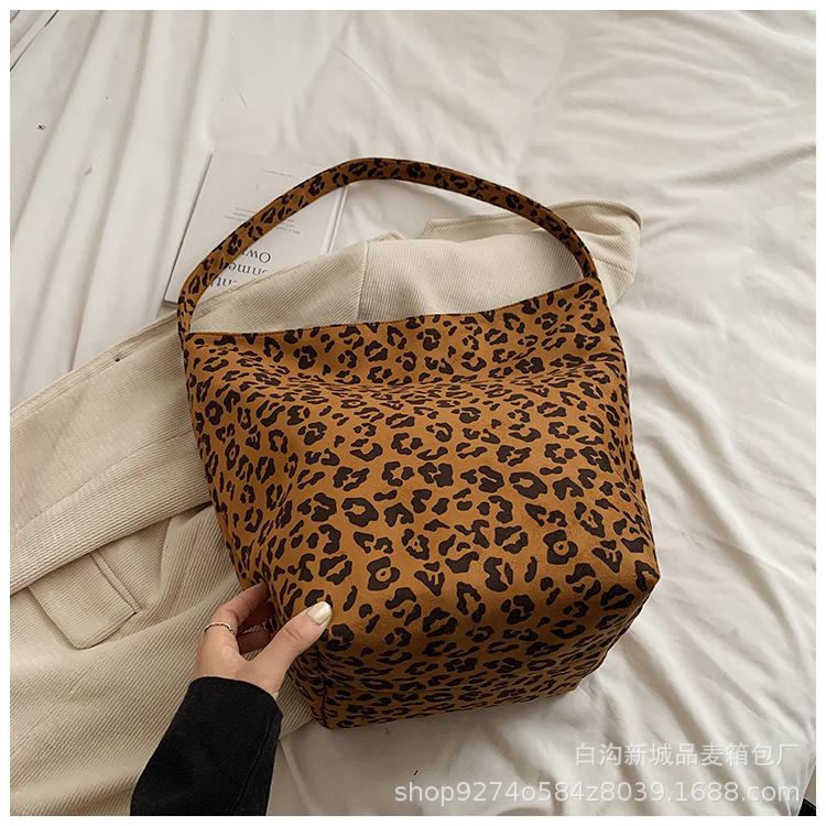 

Korean version of retro leopard print shoulder bag women s 2025 trendy new fashion popular tote bag large-capacity canvas bag tide коричневый