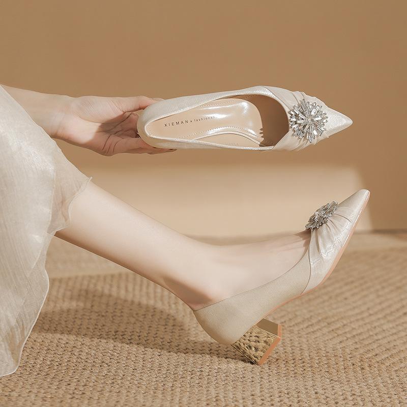 Fashion High-quality Satin Crystal Flowers Decorated Pumps Women Sexy Pointed Toe Red Wedding Bridal Shoes Elegant Chunky Heel Loafers