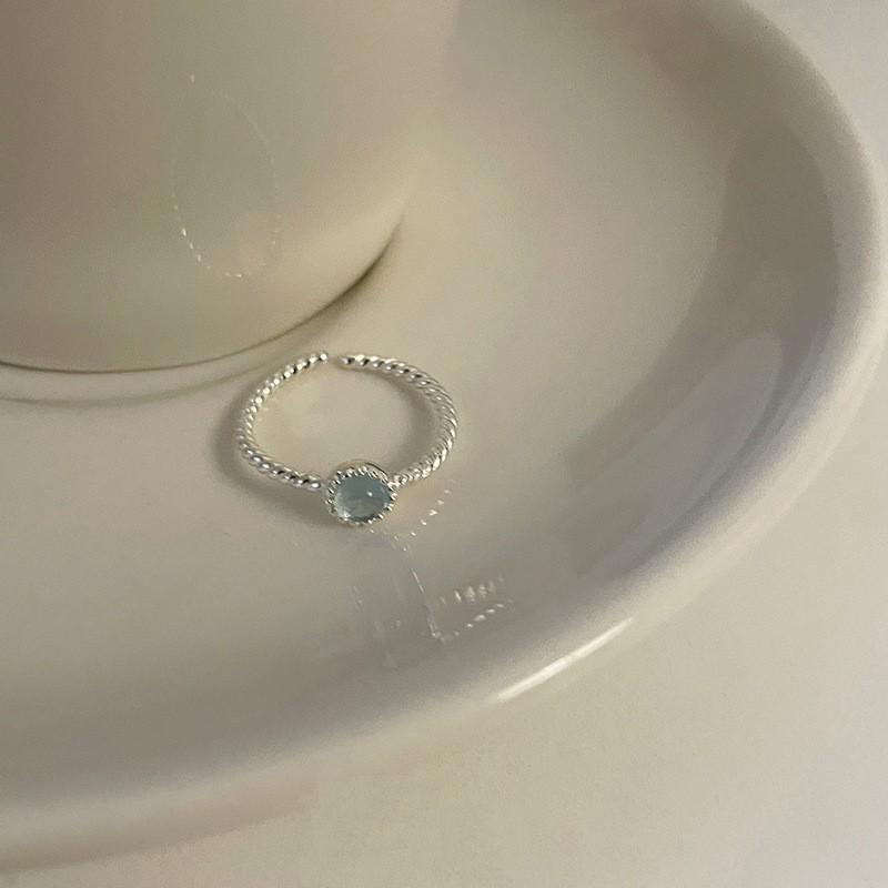 Dongdaemuns minimalistiske vridningsring og zirkonarmbåndssett for kvinner