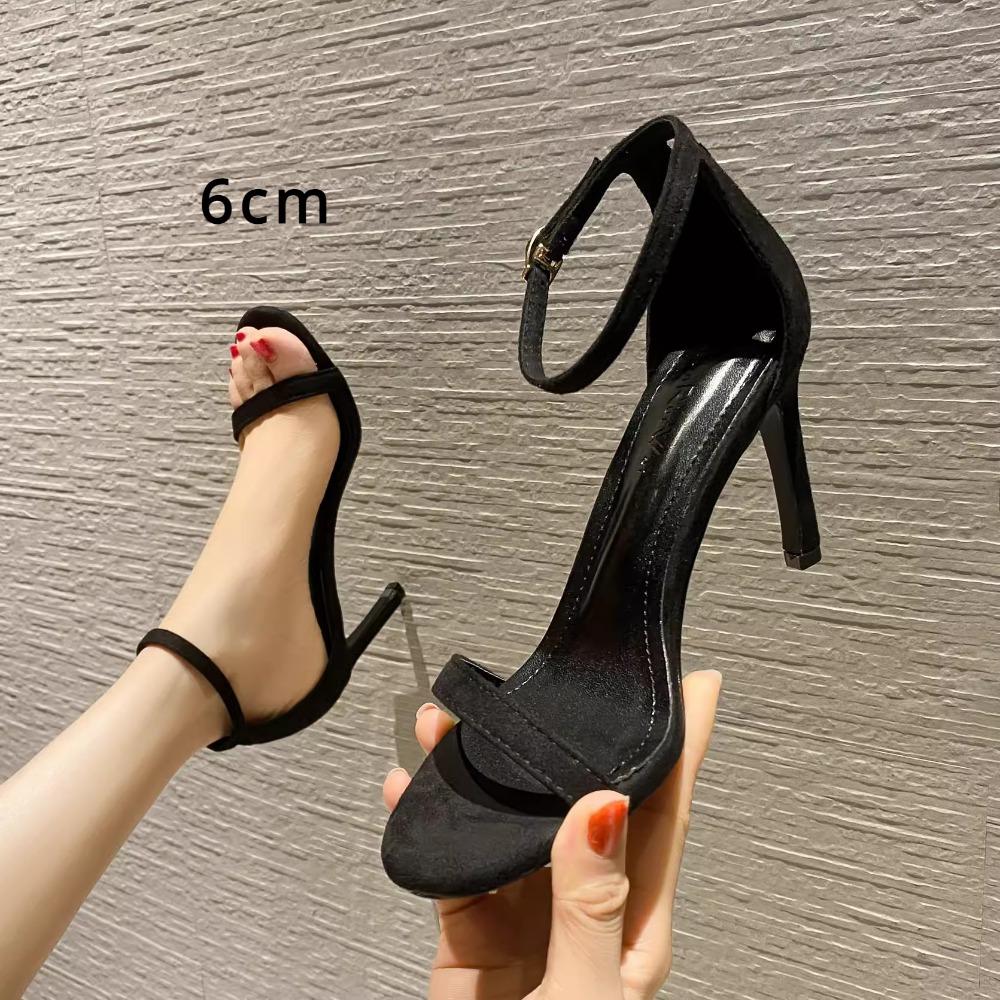 Женские сандалии с серебряным ремешком — фото 25