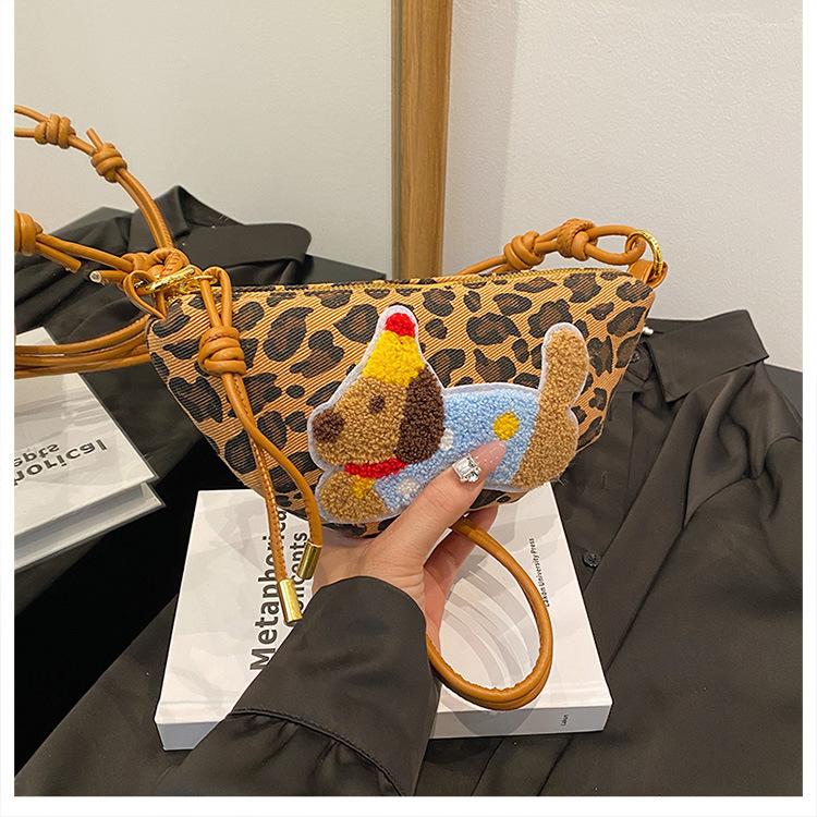 

Жіноча сумка преміум-фактури великої місткості 2024 року, нова модна ніша, сумка-почтальон на одне плече, сумка для пельменів 24*3*13 коричневий