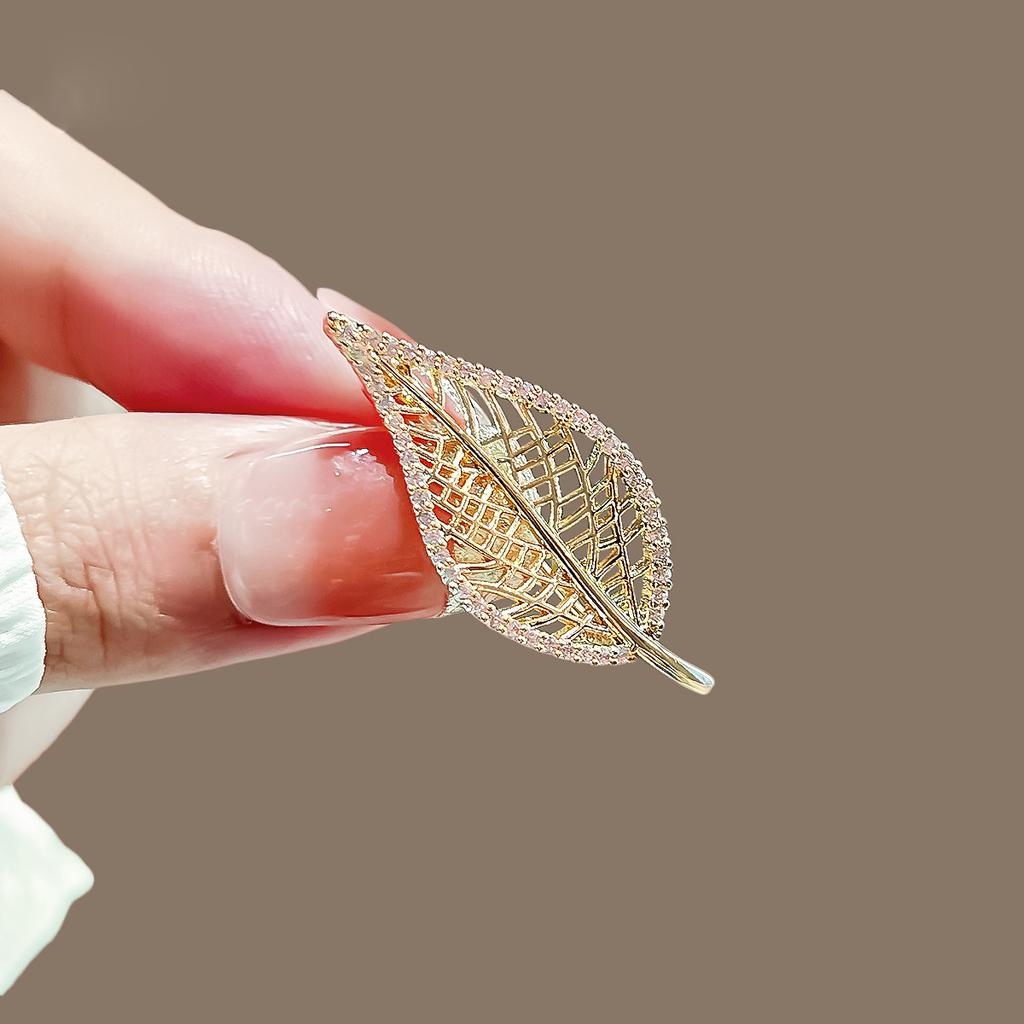 Small Leaf Anti-glare Brooch Women's Fashionable and Simple Corsage Niche Creative Pin Coat and Suit Decoration