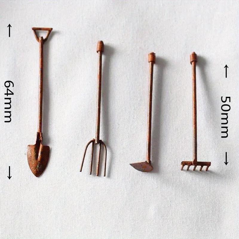 4 Pezzi/Confezione Ornamenti Attrezzi da Giardino in Miniatura Artigianato in Metallo Arrugginito Set di Attrezzi Arrugginiti per Giardinaggio Accessori da Giardino.