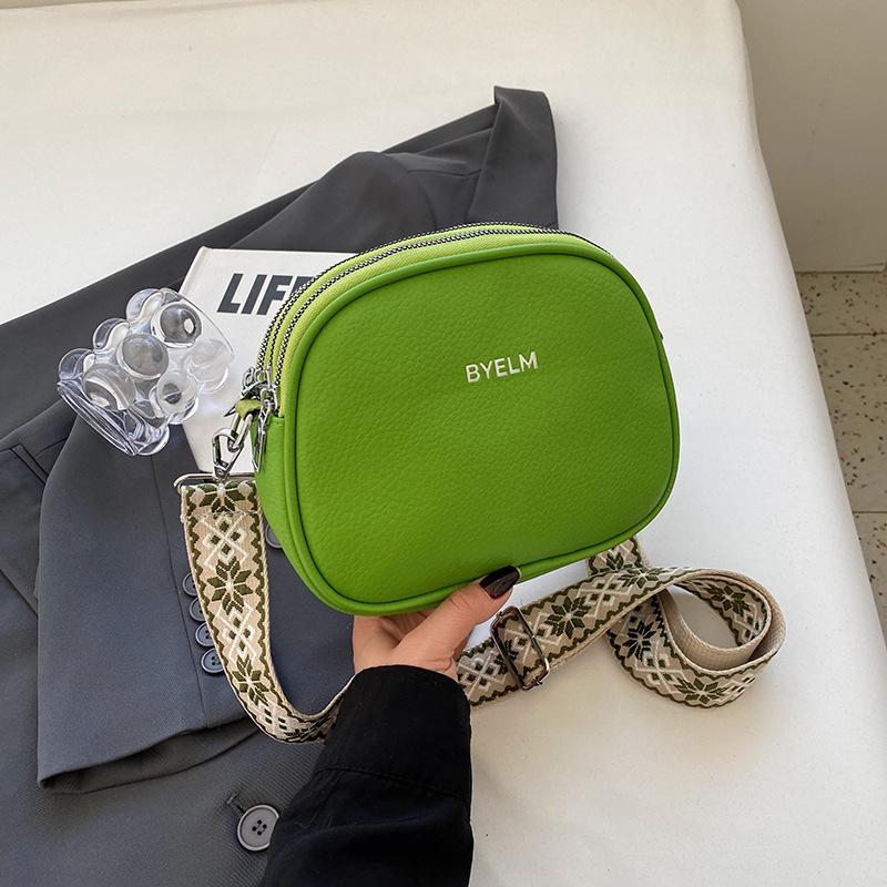 

New bag women s 2024 popular fashion trend messenger bag niche design autumn and winter broadband shoulder small round bag зелений