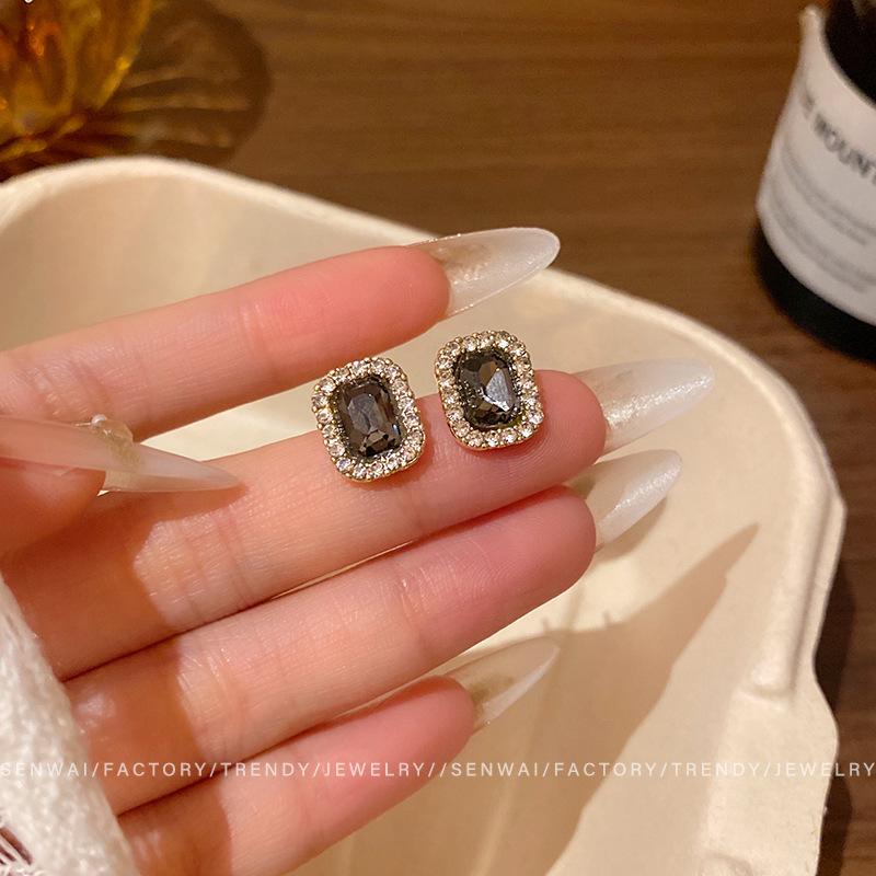 Black flash diamond stud earrings female French niche earrings classic Internet celebrity same earrings