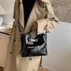 Retro women's portable tote bag women's bag 2025 autumn and winter new commuter shoulder messenger bag mother and child bag