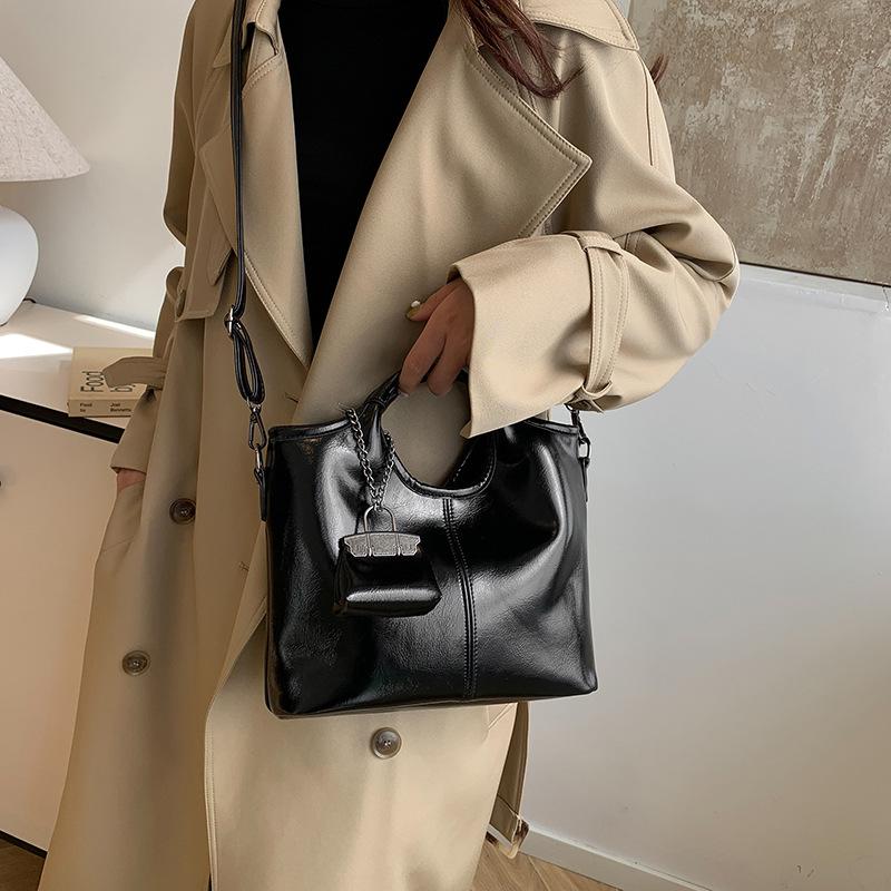 Retro women's portable tote bag women's bag 2025 autumn and winter new commuter shoulder messenger bag mother and child bag