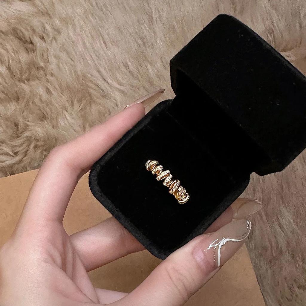Ľahký luxusný vysoko kvalitný nepravidelný skrútený prsteň, štýl Maillard stuha, personalizovaný vinutý pás, osadený diamantmi, retro temperament, prsteň na ukazovák.