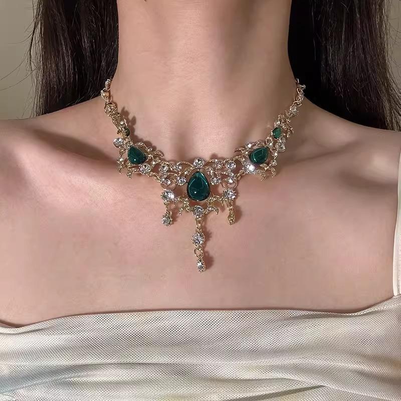 French Court Lace Emerald Full Diamond Necklace Slightly Inlaid with High-end Personalized Collarbone Chain Dinner Set