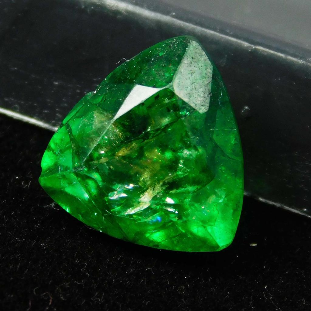 Natural Green Emerald Loose Gemstone Trillion Cut 7 ct From Zambia for Jewelry Making and Crafts