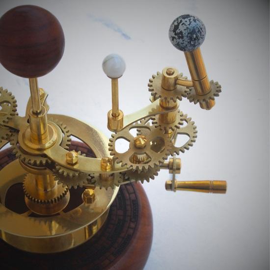 25,4 cm großes Orrery aus Messing, ein luxuriöses Kunstwerk für Bücherregale, ein funktionales Modell des Sonnensystems mit Planeten