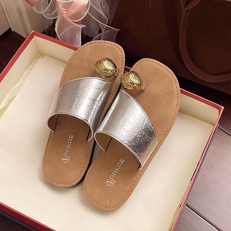 

French slippers women s summer wear 2025 new high-end flat-bottomed toe beach sandals soft-soled toe lazy drag 42 серебряный