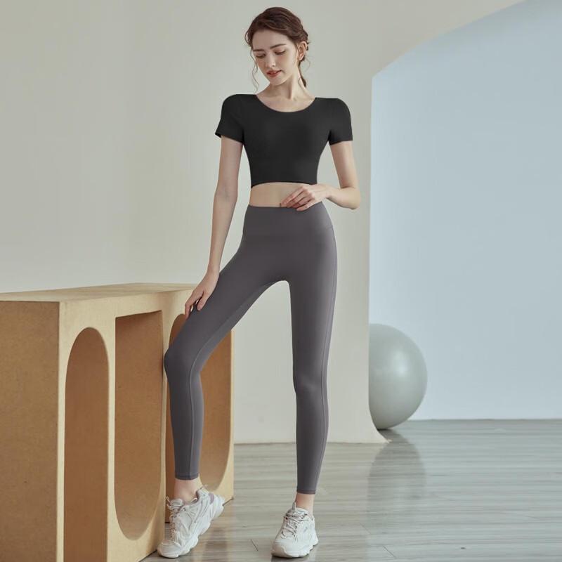 Women's Short Sleeve Yoga Set with Chest Pad