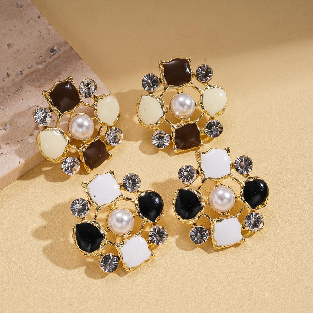 European and American Imitation Pearl with Diamond, Drip Oil, Hollow Flower Silver Needle, Personalized Retro Earrings