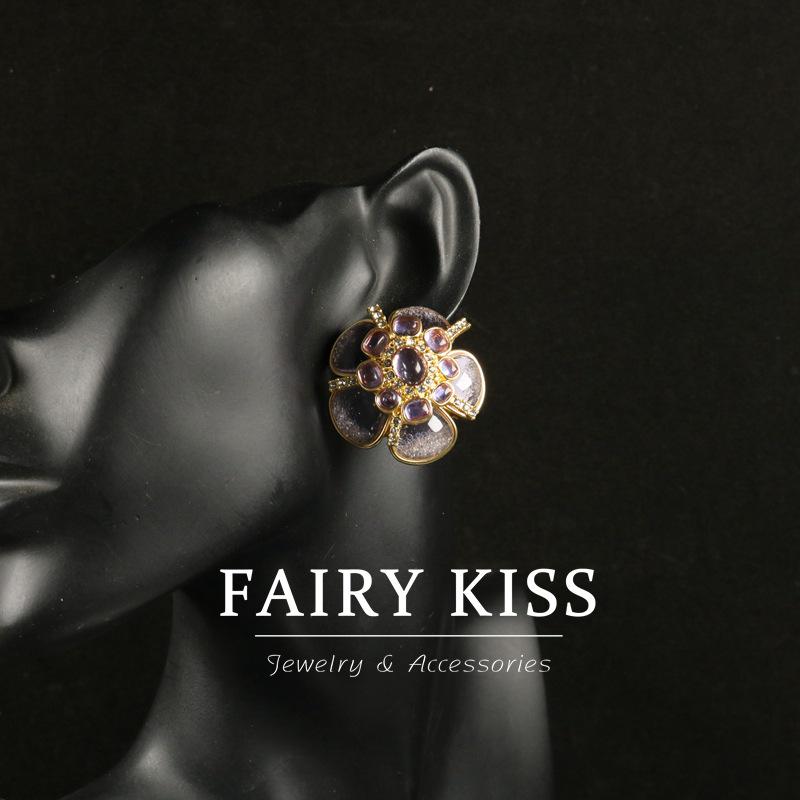 Gebrauchtes lila Schmuckset mit Pfirsichblüten-Motiv, zweilagig: Halskette und Ohrstecker aus 925er Silber im exquisiten Hofstil.