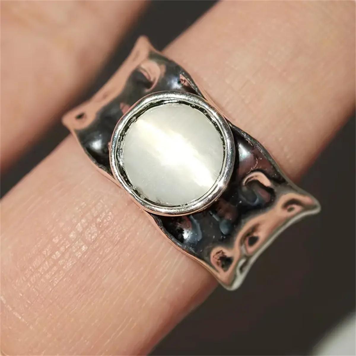 Минималистское неровное кольцо с инкрустацией из искусственного лунного камня — фото 3