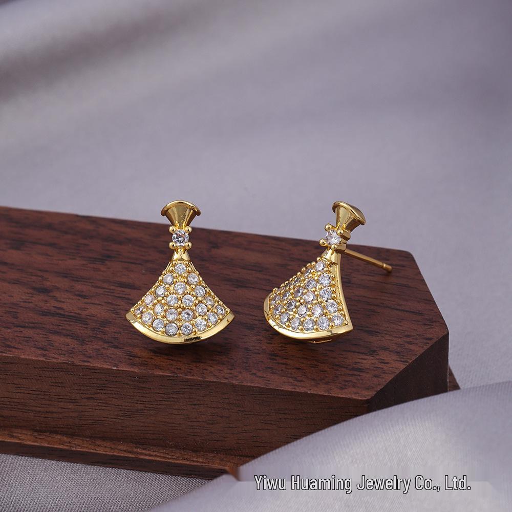 Elegantní náušnice ve tvaru vějíře s plným diamantovým přívěskem - Lehký luxus a všestranný design